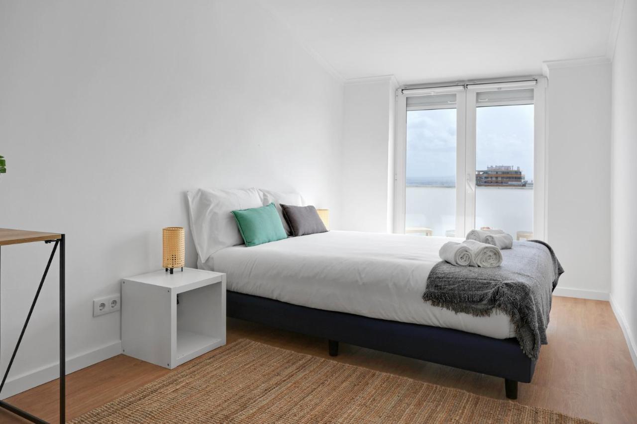 Sunny 2 Bedroom Apartment In Almada - Balconies With River View Ngoại thất bức ảnh