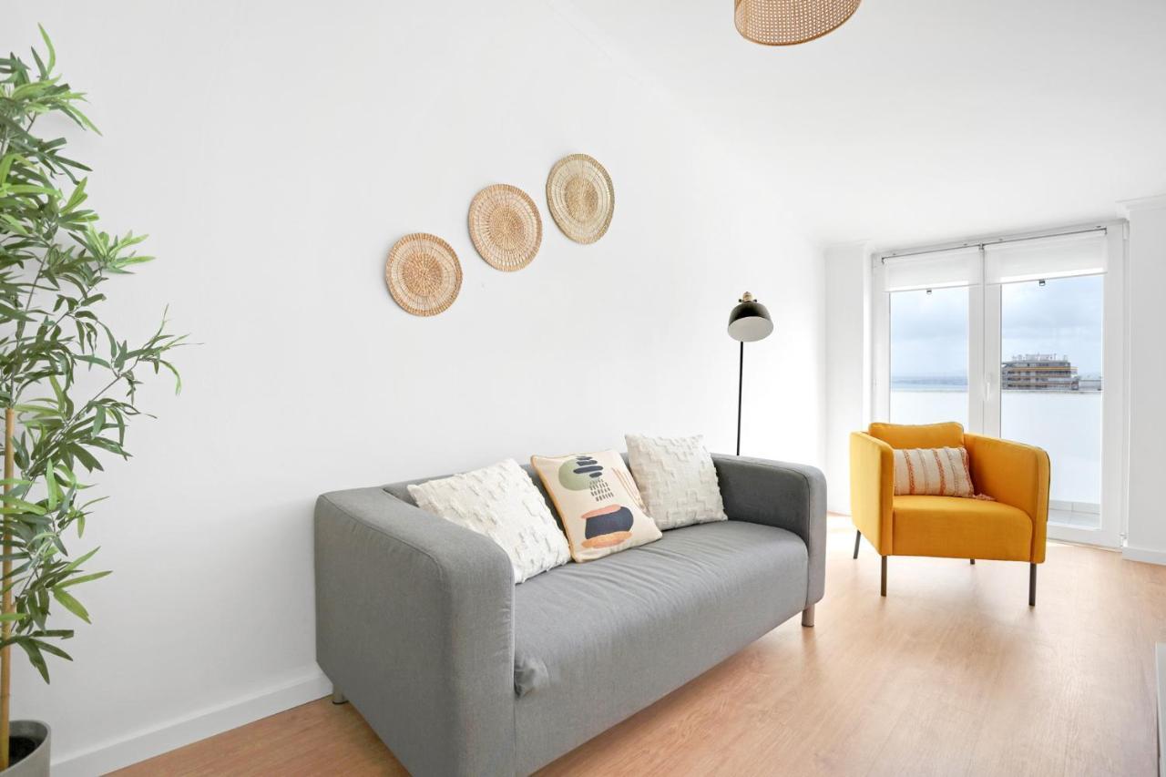 Sunny 2 Bedroom Apartment In Almada - Balconies With River View Ngoại thất bức ảnh