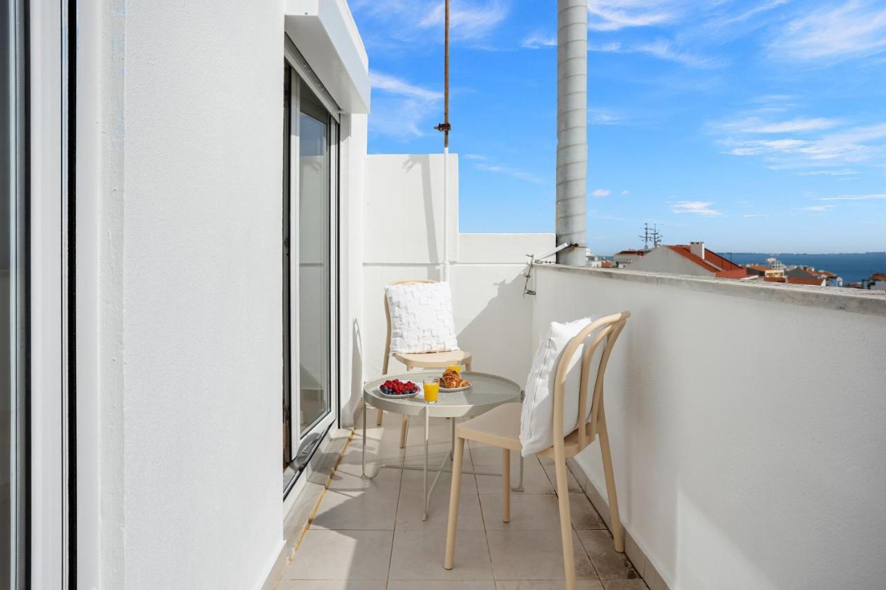 Sunny 2 Bedroom Apartment In Almada - Balconies With River View Ngoại thất bức ảnh